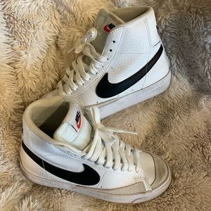 White nike blazers mid in good condition, super comfortable